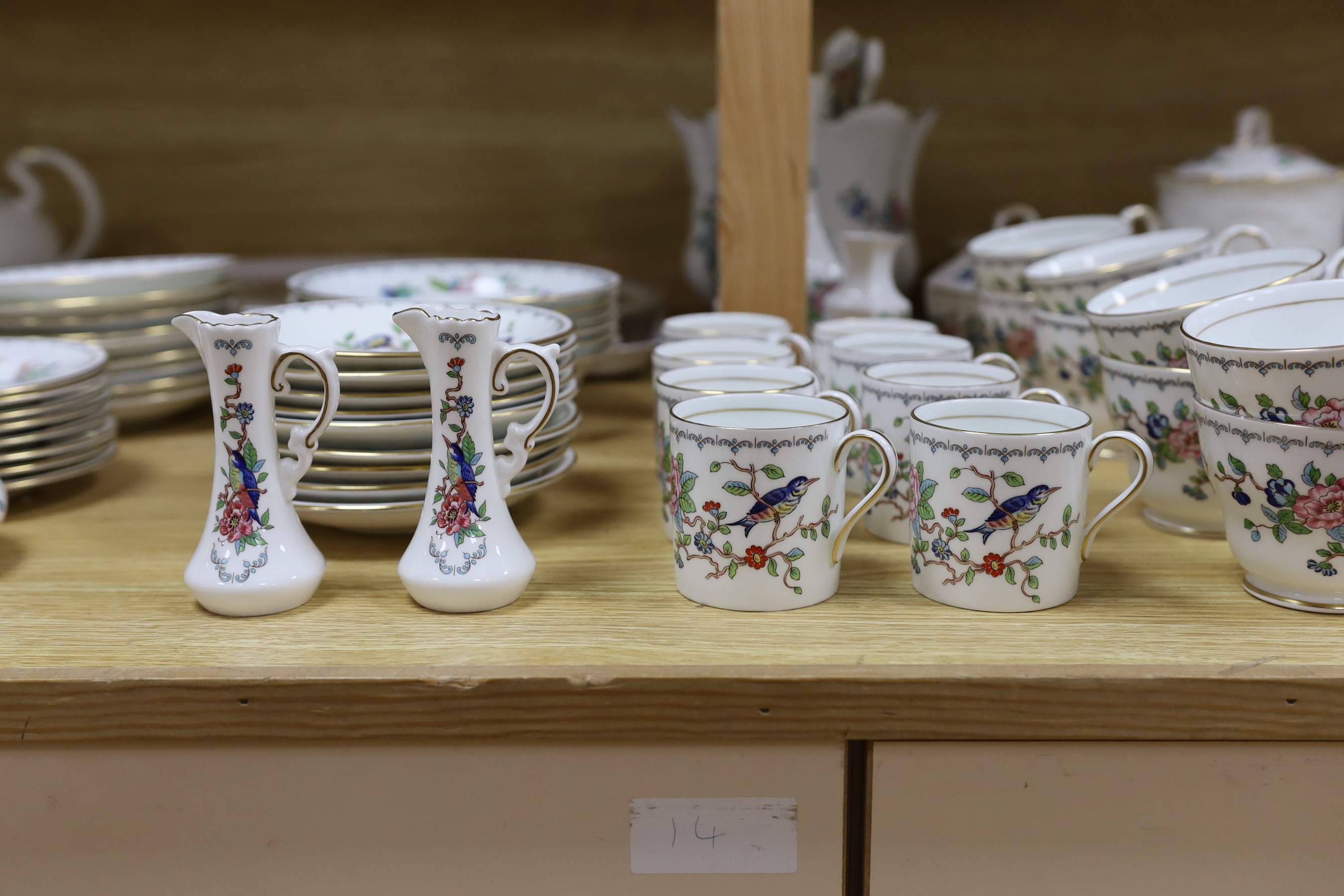 A large Aynsley ‘Pembroke’ dinner service